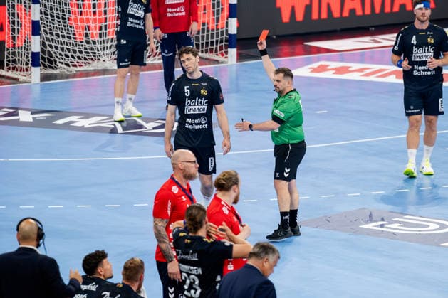 Hamburg, 31 05 2026, Handball, Men, EHF European League Men 2025 26, Match for 3rd place, Montpellier HB SG Flensburg Handewitt Red card for Niclas Kirkelokke SG Flensburg Handewitt, 5