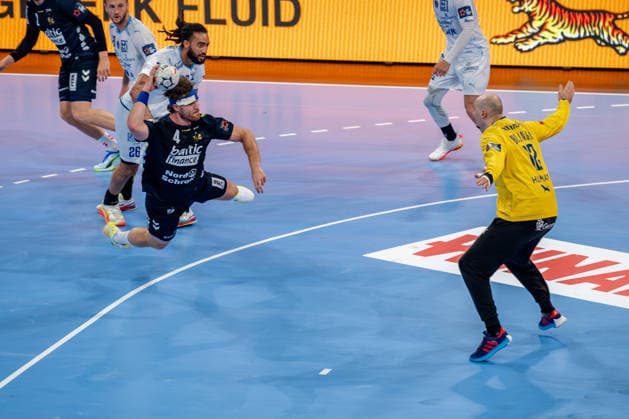 Hamburg, 31 05 2026, Handball, Men, EHF European League Men 2025 26, Match for 3rd place, Montpellier HB SG Flensburg Handewitt Johannes Golla SG Flensburg Handewitt, 4 on goal throw against Charles Bolzinger Montpellier Handball, 12