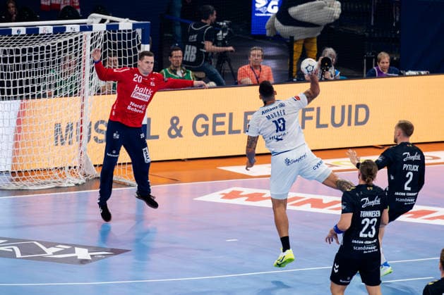 Hamburg, 31 05 2026, Handball, Men, EHF European League Men 2025 26, Match for 3rd place, Montpellier HB SG Flensburg Handewitt Rogerio Moraes Montpellier Handball, 13 on goal throw against Kevin Moller SG Flensburg Handewitt, 20