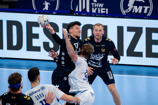 Hamburg, 31 05 2026, Handball, Men, EHF European League Men 2025 26, Match for 3rd place, Montpellier HB SG Flensburg Handewitt Marko Grgic SG Flensburg Handewitt, 17 in duel with Valentin Porte Montpellier Handball, 28