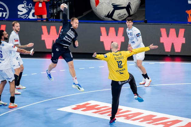 Hamburg, 31 05 2026, Handball, Men, EHF European League Men 2025 26, Match for 3rd place, Montpellier HB SG Flensburg Handewitt Simon Pytlick SG Flensburg Handewitt, 2 on goal throw Charles Bolzinger Montpellier Handball, 12