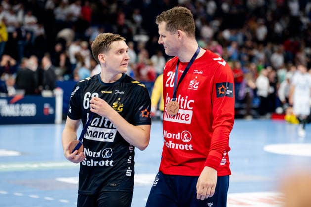 Hamburg, 31 05 2026, Handball, Men, EHF European League Men 2025 26, Match for 3rd place, Montpellier HB SG Flensburg Handewitt Domen Novak SG Flensburg Handewitt, 63 and Kevin Moller SG Flensburg Handewitt, 20 with medals on the way to the dressing room