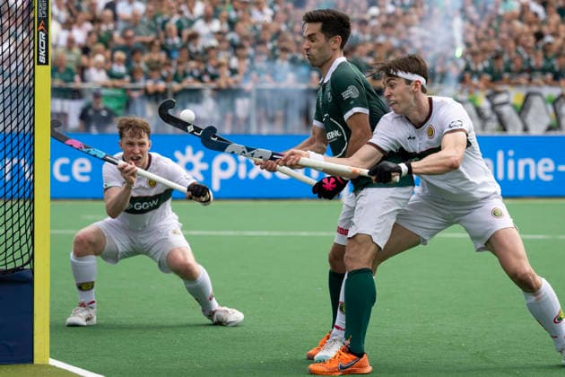Paul SMITH HPC 7, r in duel for the ball against Lukas WINDFEDER HTCU 6, mi , action, Hockey 1 Field Hockey Bundesliga Final4 2026, men, final, Hamburger Polo Club HPC Uhlenhorst Muelheim Mülheim HTCU , final score 4 0, German Field Hockey Championships, on 31 05 2026 at the BTHV Sports Complex in Bonn Germany Â