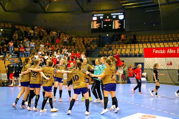 Buxtehuder team cheers at the end of the game Handball Women 1 Bundesliga Play off round BSV Sachsen Zwickau Buxtehuder SV 30 32 on 31 5 2026 at Sparkassen Arena Zwickau BSV Sachsen Zwickau Buxtehuder SV