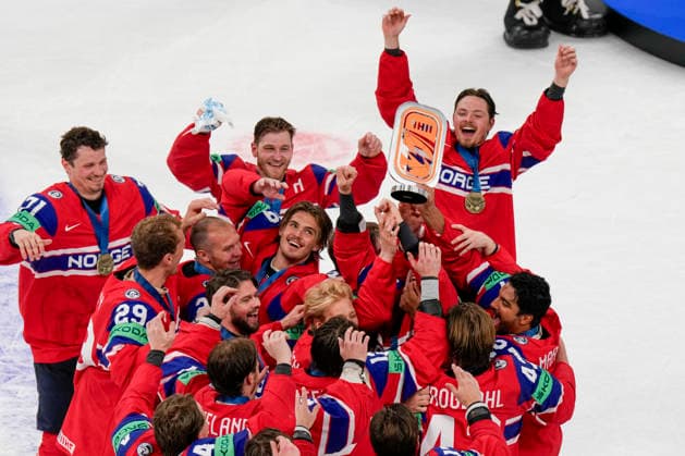 ZURICH, SWITZERLAND MAY 31 Team Norway celebrates an historic bronze medal during the 2026 IIHF Ice Hockey World Championship Switzerland Bronze medal game between Canada and Norway at Swiss Life Arena on May 31, 2026 in Zurich, Zurich Zurich Swiss Life Arena Zurich Switzerland Copyright: xJustPictures.ch JarixPestelaccix jp-en-EuSpIm-JP6_JAR_Canada_Norway_31May2026_00202