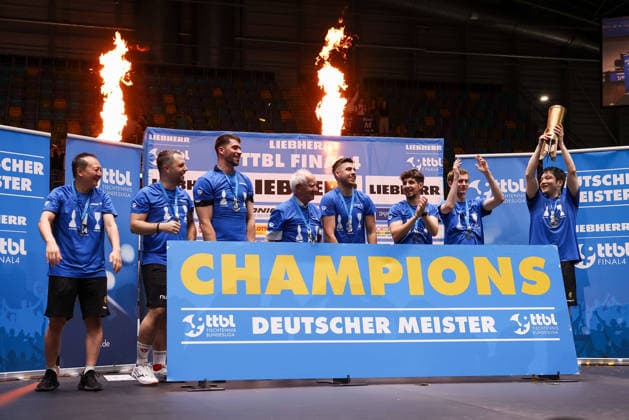 1 FC Saarbrücken Table Tennis celebrates winning the German Championship and fans, Fan Zhendong CHN 1 FC Saarbruecken TT with Cup after the final matches of the Liebherr TTBL Final4 Borussia Düsseldorf FC Saarbrücken Table Tennis at the Süwag Energie ARENA on May 31, 2026, in Frankfurt, Germany Copyright: JoaquimxFerreira
