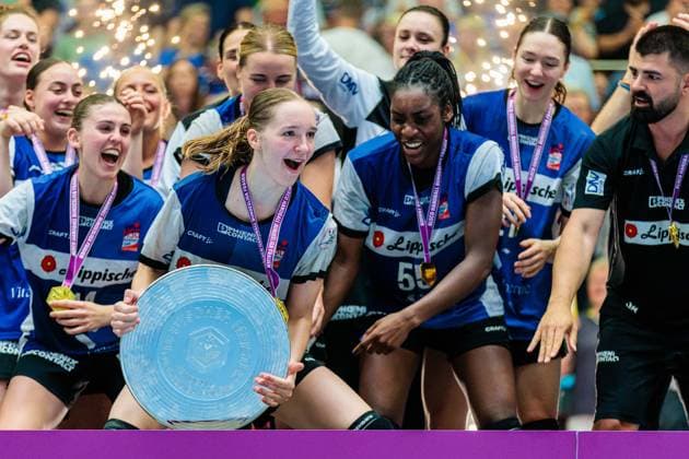 The HSG Blomberg Lippe team celebrates winning the German championship, Nieke Kuehne HSG Blomberg Lippe, 09 holds the championship trophy GER, HSG Blomberg Lippe vs Borussia Dortmund, Handball, 1 Bundesliga Women, Play Offs, Final, Game 3, 31 05 2026 GER, HSG Blomberg Lippe vs Borussia Dortmund, Handball, 1 Bundesliga Women, Play Offs, Final, Game 3, 31 05 2026 Blomberg Copyright: xEibner-Pressefoto JanxRollingerx EP_JSK