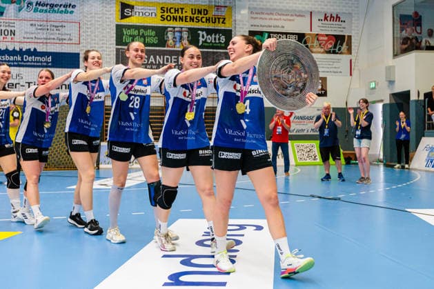 The HSG Blomberg Lippe team celebrates winning the German championship, Ona Vegue HSG Blomberg Lippe, 14 holds the championship trophy GER, HSG Blomberg Lippe vs Borussia Dortmund, Handball, 1 Bundesliga Women, Play Offs, Final, Match 3, 31 05 2026 GER, HSG Blomberg Lippe vs Borussia Dortmund, Handball, 1 Bundesliga Women, Play Offs, Final, Match 3, 31 05 2026 Blomberg Copyright: xEibner-Pressefoto JanxRollingerx EP_JSK