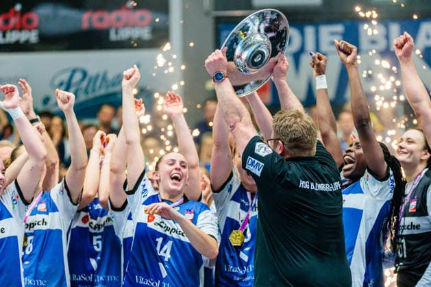 The HSG Blomberg Lippe team celebrates winning the German championship, Steffen Birkner HSG Blomberg Lippe, coach holds the championship trophy GER, HSG Blomberg Lippe vs Borussia Dortmund, Handball, 1 Bundesliga Women, Play Offs, Final, Match 3, 31 05 2026 GER, HSG Blomberg Lippe vs Borussia Dortmund, Handball, 1 Bundesliga Women, Play Offs, Final, Match 3, 31 05 2026 Blomberg Copyright: xEibner-Pressefoto JanxRollingerx EP_JSK