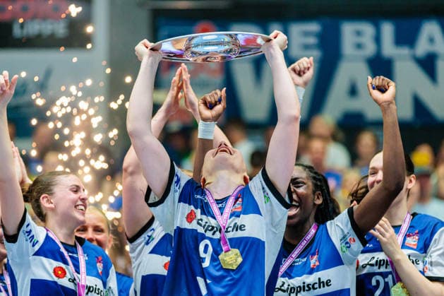 The HSG Blomberg Lippe team celebrates winning the German championship, Nieke Kuehne HSG Blomberg Lippe, 09 holds the championship trophy GER, HSG Blomberg Lippe vs Borussia Dortmund, Handball, 1 Bundesliga Women, Play Offs, Final, Game 3, 31 05 2026 GER, HSG Blomberg Lippe vs Borussia Dortmund, Handball, 1 Bundesliga Women, Play Offs, Final, Game 3, 31 05 2026 Blomberg Copyright: xEibner-Pressefoto JanxRollingerx EP_JSK
