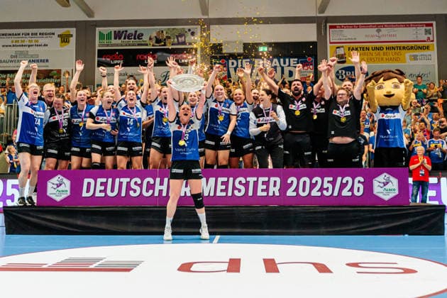 The HSG Blomberg Lippe team celebrates winning the German championship, Laura Rueffieux HSG Blomberg Lippe, 03 holds the championship trophy GER, HSG Blomberg Lippe vs Borussia Dortmund, Handball, 1 Bundesliga Women, Play Offs, Final, Game 3, 31 05 2026 GER, HSG Blomberg Lippe vs Borussia Dortmund, Handball, 1 Bundesliga Women, Play Offs, Final, Game 3, 31 05 2026 Blomberg Copyright: xEibner-Pressefoto JanxRollingerx EP_JSK