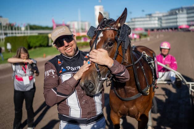31 05 2026, award ceremony Allegiant 7 with Örjan Kihlström wins the Elitloppet 2026 In the picture trainer Daniel RedÃ n Trabrennbahn Mariendorf Allegiant, Örjan Kihlström, Elitloppet 2026, victory, winner, award ceremony, Daniel RedÃ n Copyright c Marius Schwarz, photographer,Mobil 0049 0 176 28 311 040, Web www traberpixx de, e mail info@traberpixx de,NO MODEL RELEASE if the photo is used for purposes other than journalism, please contact us Photo is subject to a fee