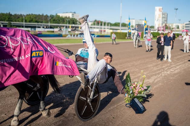 31 05 2026, award ceremony Allegiant 7 with Örjan Kihlström wins the Elitloppet 2026 In the picture trainer Daniel Redà n falls out of the sulky at the victory parade Trabrennbahn Mariendorf Allegiant, Örjan Kihlström, Elitloppet 2026, victory, winner, award ceremony, Daniel Redà n Copyright c Marius Schwarz, photographer,Mobil 0049 0 176 28 311 040, Web www traberpixx de, e mail info@traberpixx de,NO MODEL RELEASE if the photo is used for purposes other than journalism, please contact us Photo is subject to a fee