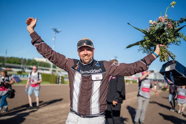 31 05 2026, award ceremony Allegiant 7 with Örjan Kihlström wins the Elitloppet 2026 In the picture trainer Daniel RedÃ n Trabrennbahn Mariendorf Allegiant, Örjan Kihlström, Elitloppet 2026, victory, winner, award ceremony, Daniel RedÃ n Copyright c Marius Schwarz, photographer,Mobil 0049 0 176 28 311 040, Web www traberpixx de, e mail info@traberpixx de,NO MODEL RELEASE if the photo is used for purposes other than journalism, please contact us Photo is subject to a fee