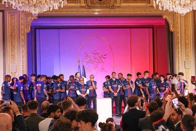 Equipe et staff du Paris Saint Germain PSG - Emmanuel Macron, président de la République Française et et sa femme, Brigitte Macron reçoivent les joueurs du PSG à l Elysée après leur victoire en finale de la Ligue Des Champions 2026. Jack Tribeca Bestimage Emmanuel Macron, President of the French Republic, and his wife, Brigitte Macron, receive the PSG players at the Elysée Palace after their victory in the 2026 Champions League final. Paris France  Copyright: xJackxTribecax xBestimagexJackxTribecax xBestimagex