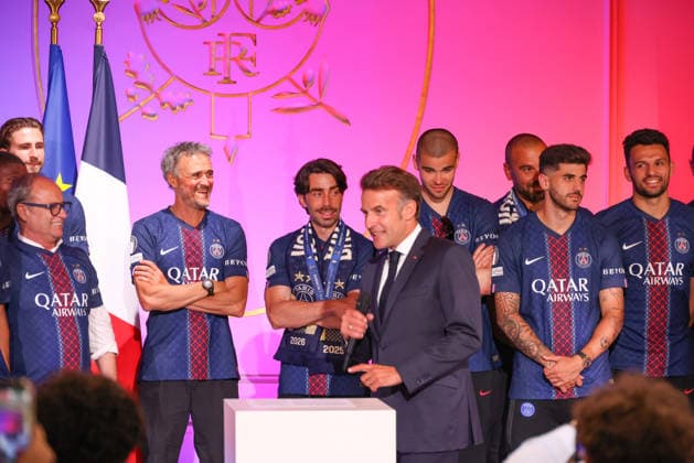 Luis Campos (Conseiller PSG) , Luis Enrique (Entraineur) , Rafel Pol Cabanellas (entraineur adjoint) , Emmanuel Macron (président de la République) Lucas Chevalier, Lucas Beraldo, Gonçalo Ramos - Emmanuel Macron, président de la République Française et et sa femme, Brigitte Macron reçoivent les joueurs du PSG à l Elysée après leur victoire en finale de la Ligue Des Champions 2026. Jack Tribeca Bestimage Emmanuel Macron, President of the French Republic, and his wife, Brigitte Macron, receive the PSG players at the Elysée Palace after their victory in the 2026 Champions League final. Paris France  Copyright: xJackxTribecax xBestimagexJackxTribecax xBestimagex