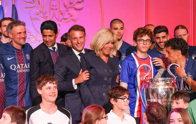 Luis Enrique, Nasser al-Khelaïfi, président du PSG, Emmanuel et Brigitte Macron avec Marquinhos - Emmanuel Macron, président de la République Française et et sa femme, Brigitte Macron reçoivent les joueurs du PSG à l Elysée après leur victoire en finale de la Ligue Des Champions 2026. Jack Tribeca Bestimage Emmanuel Macron, President of the French Republic, and his wife, Brigitte Macron, receive the PSG players at the Elysée Palace after their victory in the 2026 Champions League final. Paris France  Copyright: xJackxTribecax xBestimagexJackxTribecax xBestimagex