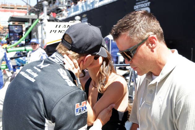 Mick Schumacher GER Honda 47 kisses girlfriend Clara Ramos POR next to advisor Drik Müller GER after the race, RLL pit stand, GP Detroit, Michigan, USA, 31 05 2026, Indycar Series, US Motorsport, Rahal lettermann Lanigan Racing