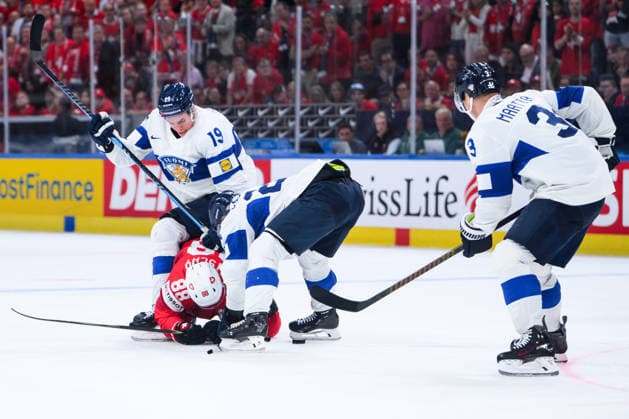260531 Waltteri Merelä of Finland and Christoph Bertschy of Switzerland during the 2026 IIHF Ice Hockey World Championship final between Switzerland and Finland on May 31, 2026 in Zürich Photo Jesper Zerman BILDBYRAN kod JZ JZ0742 ishockey ice hockey ishockey vm 2026 vm 2026 iihf world championship final switzerland schweiz finland bbeng  Copyright: JESPERxZERMAN BB260531JZ182