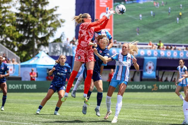 EVANSTON, USA - May 31: Katie Atkinson (27 Chicago Stars FC) punches the ball during the game between the Chicago Stars FC and San Diego Wave FC at Northwestern Medicine Field at Martin Stadium on Sunday, May 31 in Evanston, USA Copyright: xShainaxBenhiyoun SPPx Sportspressphoto_SPR158084