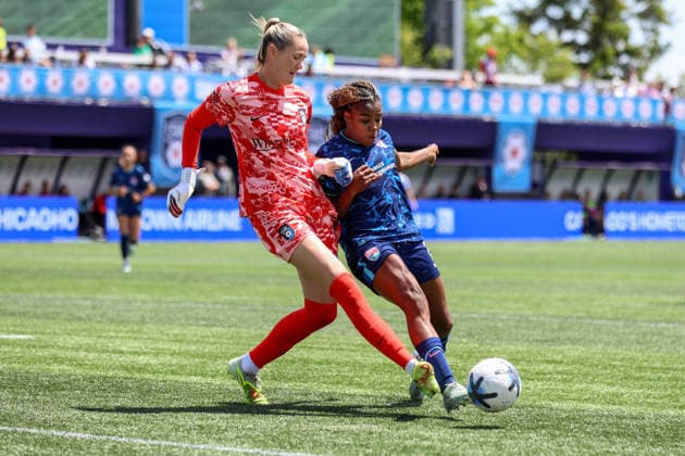 EVANSTON, USA - May 31: Ludmila (17 San Diego Wave FC) and Katie Atkinson (27 Chicago Stars FC) battle for the ball during the game between the Chicago Stars FC and San Diego Wave FC at Northwestern Medicine Field at Martin Stadium on Sunday, May 31 in Evanston, USA Copyright: xShainaxBenhiyoun SPPx Sportspressphoto_SPR158090