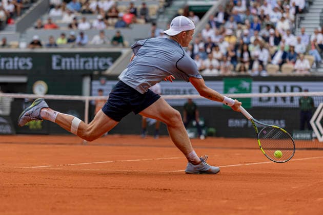 2026 French Open - Day Eight Jesper De Jong returns the ball against Alexander Zverev during the Roland Garros Grand Slam Tournament on Day 08 in Paris, France, on May 31, 2026. Paris France  Copyright: xRobertxSzaniszlox originalFilename:szaniszlo-notitle260531_npBRo.jpg