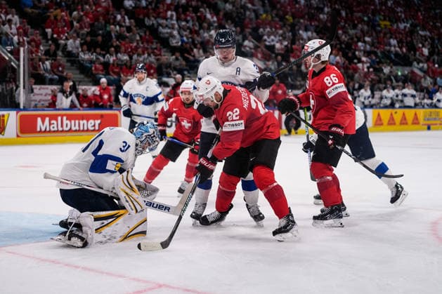 ZURICH, SWITZERLAND MAY 31 Nino Niederreiter of Switzerland C against goalkeeper Justus Annunen of Finland L during the 2026 IIHF Ice Hockey World Championship Switzerland Gold Medal game between Switzerland and Finland at Swiss Life Arena on May 31, 2026 in Zurich, Zurich Zurich Swiss Life Arena Zurich Switzerland Copyright: xJustPictures.ch JarixPestelaccix jp-en-EuSpIm-_DSC3307-20260531