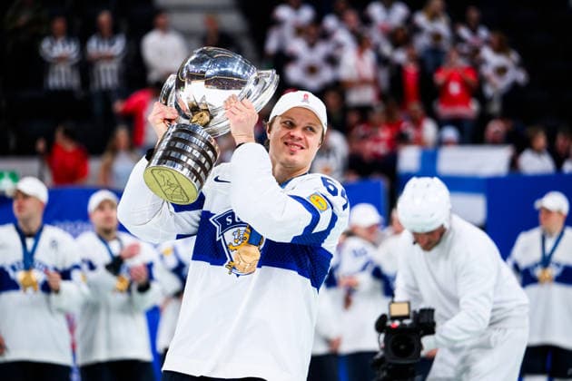 260531 Mikael Granlund of Finland celebrates with the trophy after the 2026 IIHF Ice Hockey World Championship final between Switzerland and Finland on May 31, 2026 in Zürich Photo Jesper Zerman BILDBYRAN kod JZ JZ0742 ishockey ice hockey ishockey vm 2026 vm 2026 iihf world championship final switzerland schweiz finland bbeng jubel  Copyright: JESPERxZERMAN BB260531JZ225
