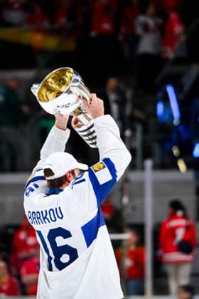 260531 Alexander Barkov of Finland celebrates with the trophy after the 2026 IIHF Ice Hockey World Championship final between Switzerland and Finland on May 31, 2026 in Zürich Photo Jesper Zerman BILDBYRAN kod JZ JZ0742 ishockey ice hockey ishockey vm 2026 vm 2026 iihf world championship final switzerland schweiz finland bbeng jubel  Copyright: JESPERxZERMAN BB260531JZ237