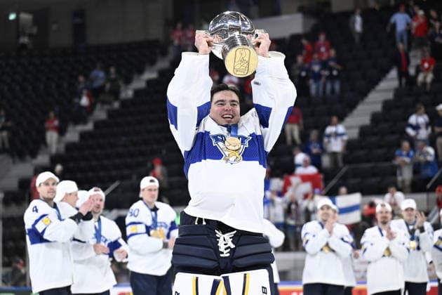 LKS 20260601 Goalkeeper Justus Annunen holds the trophy after Finland won with overtime goal the IIHF Ice hockey, Eishockey Men s World Championship, WM, Weltmeisterschaft final match between Switzerland and Finland at the Swiss Life Arena in Zurich on June 1, 2026. Finland won 0-1. - RONI REKOMAA Zürich Switzerland g-IVUHmerFI  Copyright: xRonixRekomaax g-IVUHmerFI
