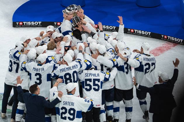 ZURICH, ZURICH - MAY 31: Finland players celebrate with the championship trophy following victory in the Gold Medal Game between Switzerland and Finland of the 2026 IIHF World Championship, WM, Weltmeisterschaft at Swiss Life Arena on May 31, 2026 in Zurich, Zurich, Switzerland. Copyright: xLivioxBaeriswylx xSPPx Sportspressphoto_SPR158329