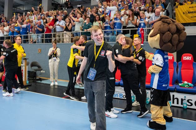 HSG Blomberg Lippe GER vs Borussia Dortmund GER Handball, 1 Handball Bundesliga Women, Final, Game 3, 31 5 2026, Season 2025 2026, Blomberg Johannes Hambruegge HSG Blomberg Lippe, Marketing, Sales and Ticketing celebrates the victory and the title as German Champion Blomberg Sporthalle an der Ulmenallee Germany