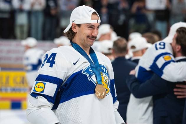 ZURICH, ZURICH - MAY 31: Hannes Bjorninen of Finland poses with his gold medal following victory in the Gold Medal Game between Switzerland and Finland of the 2026 IIHF World Championship, WM, Weltmeisterschaft at Swiss Life Arena on May 31, 2026 in Zurich, Zurich, Switzerland. Copyright: xLivioxBaeriswylx xSPPx Sportspressphoto_SPR158428