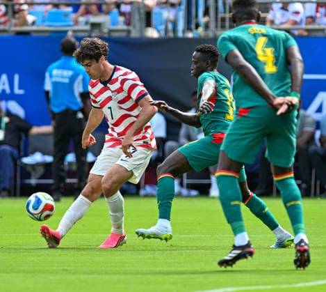 May 31, 2026, Charlotte, North Carolina, USA: USA midfielder GIO REYNA sends a chip pass through traffic to USA teammates waiting in the penalty area. The U.S. MenÃ¢â‚¬â ¢s national team, Nationalteam defeated Senegal, 3-2, at Bank of America Stadium in Charlotte, NC. Soccer 2026: USA Vs Senegal  - ZUMAm261 20260531_zsp_m261_019 Copyright: xPatrickxMagoonx