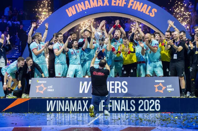 Coach Roberto Garcia Parrondo MT Melsungen lifts the Trophy in front of his Players during the handball final of the Winamax EHF Finals 2026 between THW Kiel and MT Melsungen at Barclays Arena on May 31, 2026 in Hamburg, Germany