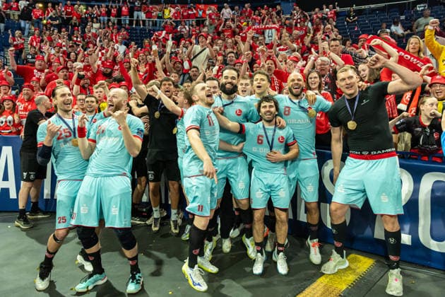 The Players of MT Melsungen celebrate after the win in front of the Supporters during the handball final of the Winamax EHF Finals 2026 between THW Kiel and MT Melsungen at Barclays Arena on May 31, 2026 in Hamburg, Germany