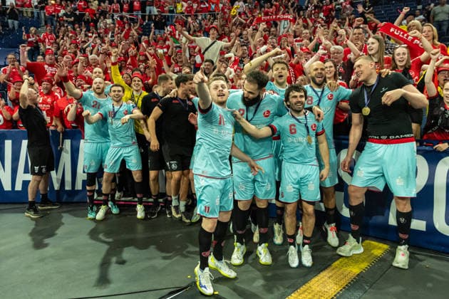 The Players of MT Melsungen celebrate after the win in front of the Supporters during the handball final of the Winamax EHF Finals 2026 between THW Kiel and MT Melsungen at Barclays Arena on May 31, 2026 in Hamburg, Germany