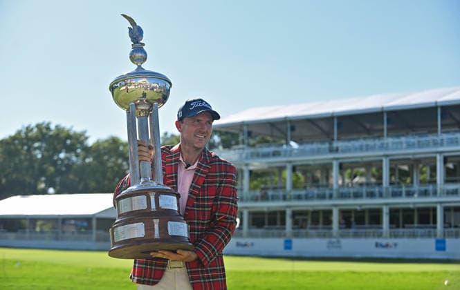 FORTH WORTH, TX - MAY 31: Russell Henley holds the Leonard Trophy after winning the final round of the PGA, Golf Herren Charles Schwab Challenge at Colonial Country Club on Sunday, May 31, 2026 in Fort Worth, TX. (Photo by Austin McAfee Icon Sportswire) GOLF: MAY 31 PGA Charles Schwab Challenge EDITORIAL USE ONLY Icon260531009