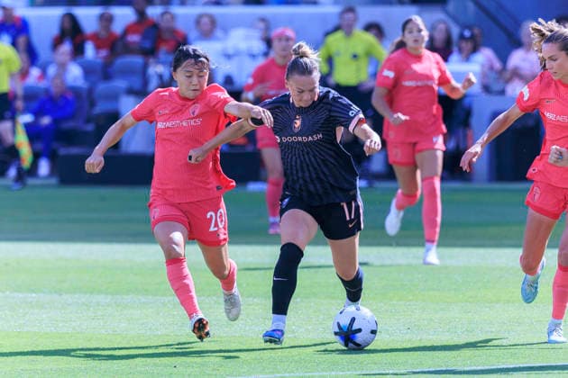 May 31, 2026, Los Angeles, California, USA: Kennedy Fuller 17 of the Angel City FC makes a goal attempt as Shinomi Koyama 20 of North Carolina Courage defends during their regular season NWSL game on Sunday May 31, 2026 at the BMO Stadium in Los Angeles, California. ACFC lose to NC Courage, 1-2. ARIANA RUIZ PI ACFC Lose To NC Courage, 1-2  - ZUMAp124 20260531_zaa_p124_066 Copyright: xArianaxRuizx