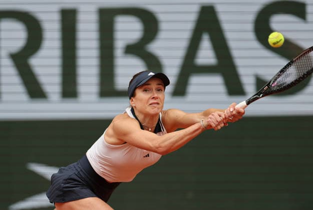 (260601) -- PARIS, June 1, 2026 -- Elina Svitolina hits a return during the women s singles 4th round match between Elina Svitolina of Ukraine and Belinda Bencic of Switzerland at the French Open tennis tournament at Roland Garros, Paris, France, May 31, 2026. ) (SP)FRANCE-PARIS-TENNIS-FRENCH OPEN-WOMEN S SINGLES-4TH ROUND WuxHuiwo 