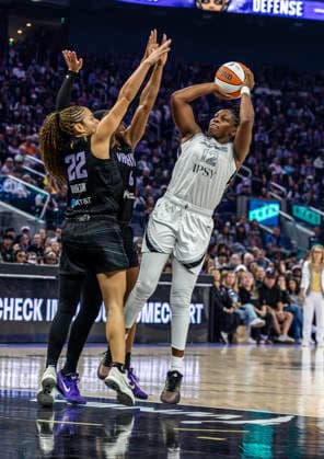 WNBA, Basketball Damen, USA 2026 : Las Vegas Vs Golden State MAY 31 May 31 2026 Las Vegas guard Chelsea Gray (12)shoots the ball during the WNBA game between Las Vegas Aces and the Golden State Valkyries. Thurman James CSM (Credit Image: Â Thurman James Cal Media) San Francisco Ca USA EDITORIAL USE ONLY Copyright: xx ZUMA-20260531_zma_c04_263.jpg ThurmanxJamesx csmphotothree492497