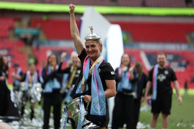 Brighton & Hove Albion v Manchester City - Adobe Women s FA Cup Final Laura Coombs of Manchester City celebrates with the top of the FA Cup Trophy following the team s victory in the Women s FA Cup Final match between Brighton and Hove Albion and Manchester City at Wembley Stadium, London, on May 31, 2026. London Greater London United Kingdom  Copyright: xMIxNewsx originalFilename:fletcher-brighton260531_npsBs.jpg