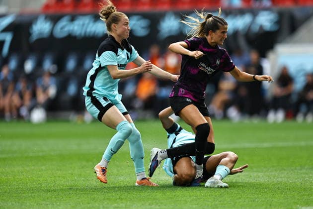 NWSL: Gotham FC Vs. Houston Dash Houston Dash defender Maggie Graham 19 is knocked down by Gotham FC defender Emily Sonnett 6 during the National Women s Soccer League match at Sports Illustrated Stadium in Harrison, New Jersey, on May 31, 2026. Harrison N.J. United States  Copyright: xGordonxDonovanx originalFilename:donovan-nwslgoth260531_npN8c.jpg