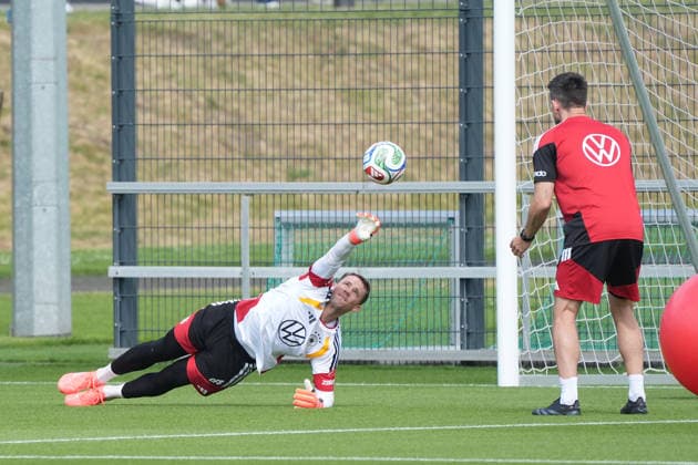 Goalkeeper Manuel Neuer Germany Germany in rehab training with goalkeeping coach Andreas Kronenberg Germany Germany Frankfurt 01 06 2026 German national team bids farewell to Germany with public training session