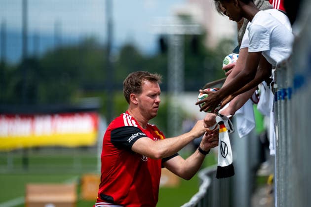 GER, Germany vs. Finland, farewell event and training match, World Cup preparation 2026 01 06 2026, DFB Campus, Frankfurt am Main, GER, Germany vs. Finland, farewell event and training match, World Cup preparation 2026, in the picture Julian Nagelsmann Germany, national coach signs autographs for the fans in the stands, nordphotoxGmbHx xMemmler nph00005