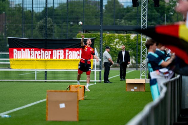 GER, Germany vs Finland, farewell event and training match, World Cup preparation 2026 01 06 2026, DFB Campus, Frankfurt am Main, GER, Germany vs Finland, farewell event and training match, World Cup preparation 2026, in the picture Julian Nagelsmann Germany, national coach throws balls to the fans spectators, nordphotoxGmbHx xMemmler nph00005