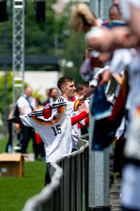 GER, Germany vs. Finland, farewell event and training match, World Cup preparation 2026 01 06 2026, DFB Campus, Frankfurt am Main, GER, Germany vs. Finland, farewell event and training match, World Cup preparation 2026, in the picture Nico Schlotterbeck Germany, 15 signs autographs for the fans in the stands, nordphotoxGmbHx xMemmler nph00005