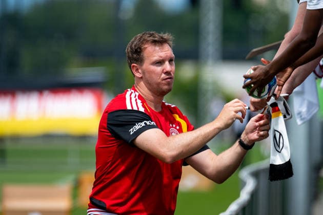 GER, Germany vs. Finland, farewell event and training match, World Cup preparation 2026 01 06 2026, DFB Campus, Frankfurt am Main, GER, Germany vs. Finland, farewell event and training match, World Cup preparation 2026, in the picture Julian Nagelsmann Germany, national coach signs autographs for the fans in the stands, nordphotoxGmbHx xMemmler nph00005