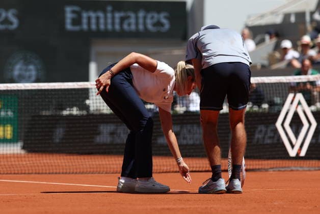 ROLAND GARROS 2026 Thierry Larret MAXPPP - PARIS (75) 01 06 2026 Thierry Larret Maxppp. Tennis. Roland Garros 2026. Internationaux de France de tennis. Stade Roland Garros, Paris (75). Le 1er Juin. Court Philippe CHATRIER : Flavio COBOLLI (ITA) vs Zachary SVAJDA (USA). Aurelie TOURTE JUGE ARBITRE PARIS (75) STADE ROLAND GARROS PARIS ILE DE FRANCE FRANCE  Copyright: xMAXPPPxThierryxLarretx TLR202606016472 TLR202606016472