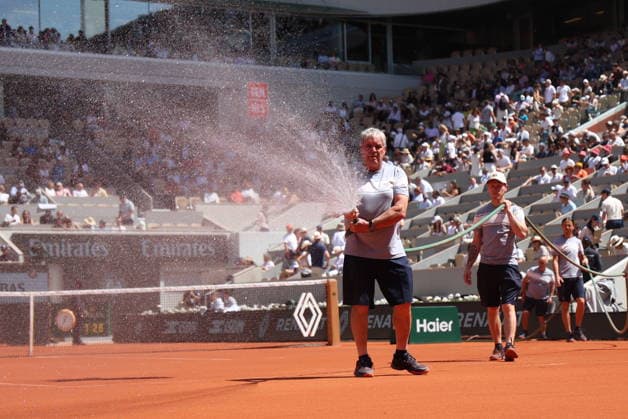 ROLAND GARROS 2026 Thierry Larret MAXPPP - PARIS (75) 01 06 2026 Thierry Larret Maxppp. Tennis. Roland Garros 2026. Internationaux de France de tennis. Stade Roland Garros, Paris (75). Le 1er Juin. Court Philippe CHATRIER : Flavio COBOLLI (ITA) vs Zachary SVAJDA (USA). ILLUSTRATION ARROSAGE DE COURT TERRE BATTUE PARIS (75) STADE ROLAND GARROS PARIS ILE DE FRANCE FRANCE  Copyright: xMAXPPPxThierryxLarretx TLR202606016489 TLR202606016489
